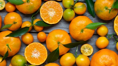 灰色木质表面的橙色果实